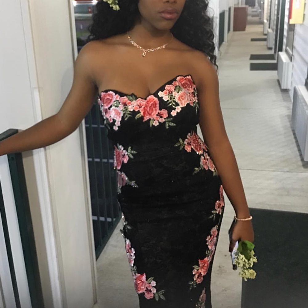 BLACK & FLORAL MERMAID STYLE PROM DRESS